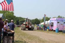 IH 4166 Leading the parade